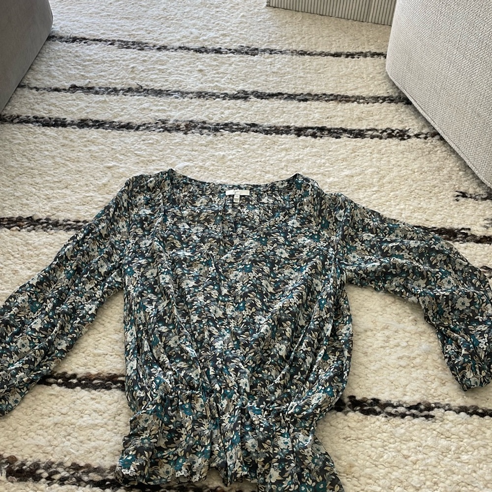 Joie long sleeved v neck blouse with elasticized hem size xs